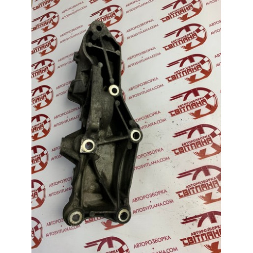 Кронштейн генератора Opel Vivaro 2007-2014 93168356